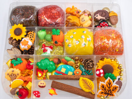 Deluxe Autumn Play-Doh Kit with four fall-colored dough balls, pumpkins, leaves, woodland pieces, gems and autumn accessories