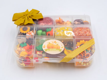 Deluxe Autumn Play-Doh Kit with four fall-colored dough balls, pumpkins, leaves, woodland pieces, gems and autumn accessories
