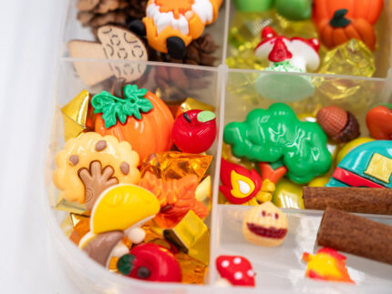 Deluxe Autumn Play-Doh Kit with four fall-colored dough balls, pumpkins, leaves, woodland pieces, gems and autumn accessories