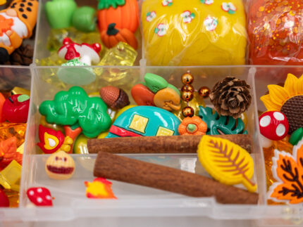 Deluxe Autumn Play-Doh Kit with four fall-colored dough balls, pumpkins, leaves, woodland pieces, gems and autumn accessories