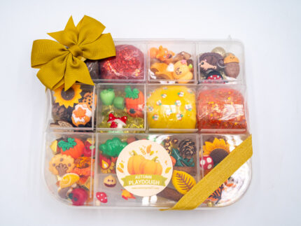 Deluxe Autumn Play-Doh Kit with four fall-colored dough balls, pumpkins, leaves, woodland pieces, gems and autumn accessories