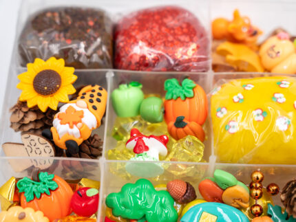Deluxe Autumn Play-Doh Kit with four fall-colored dough balls, pumpkins, leaves, woodland pieces, gems and autumn accessories