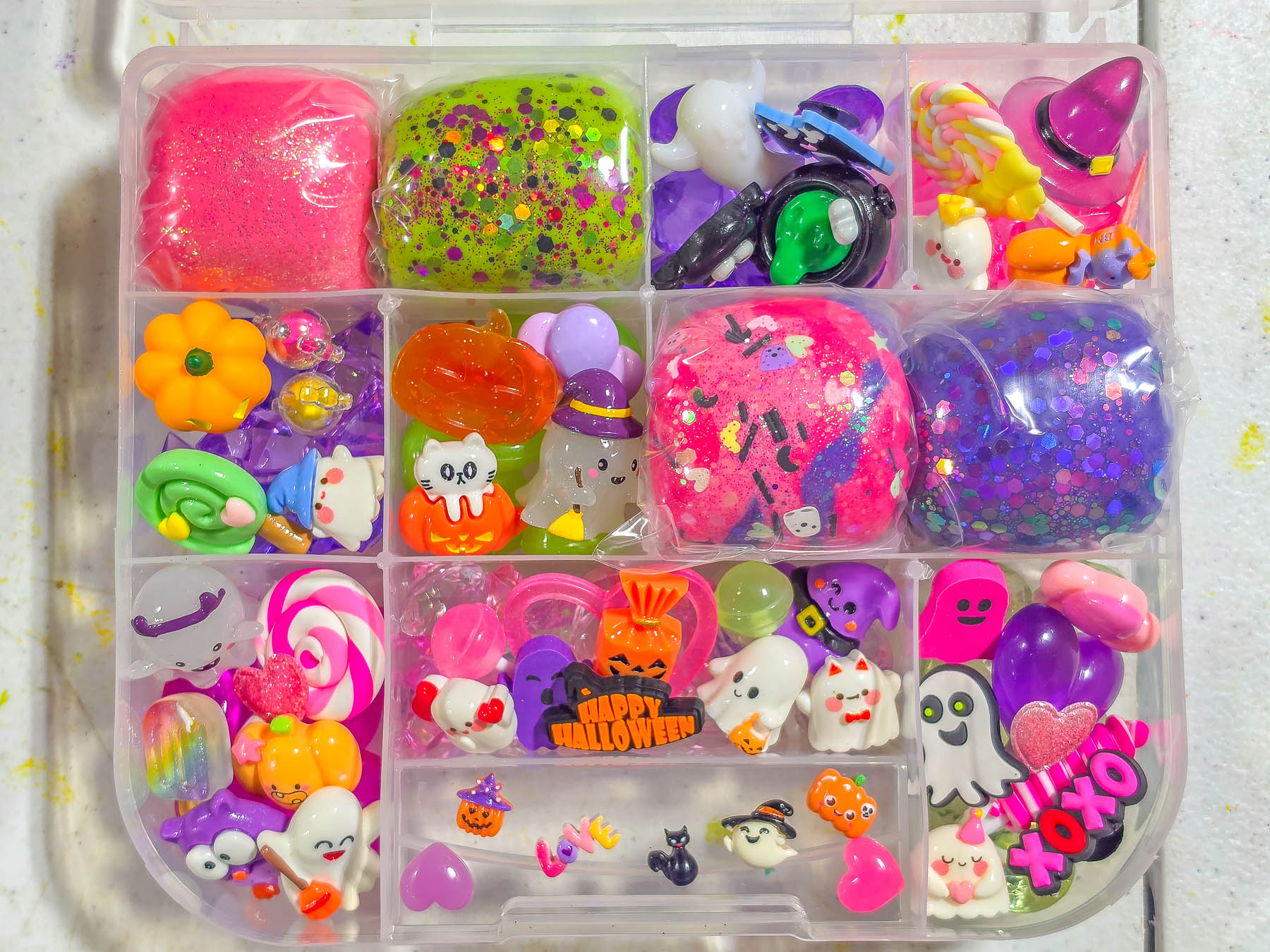 Deluxe Ghouly Pop Playdough Kit-1 Deluxe Ghouly Pop Playdough Kit with pink, green, and purple playdough and cute ghost and candy charms in a clear case